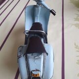 Miniature Vespa bleue