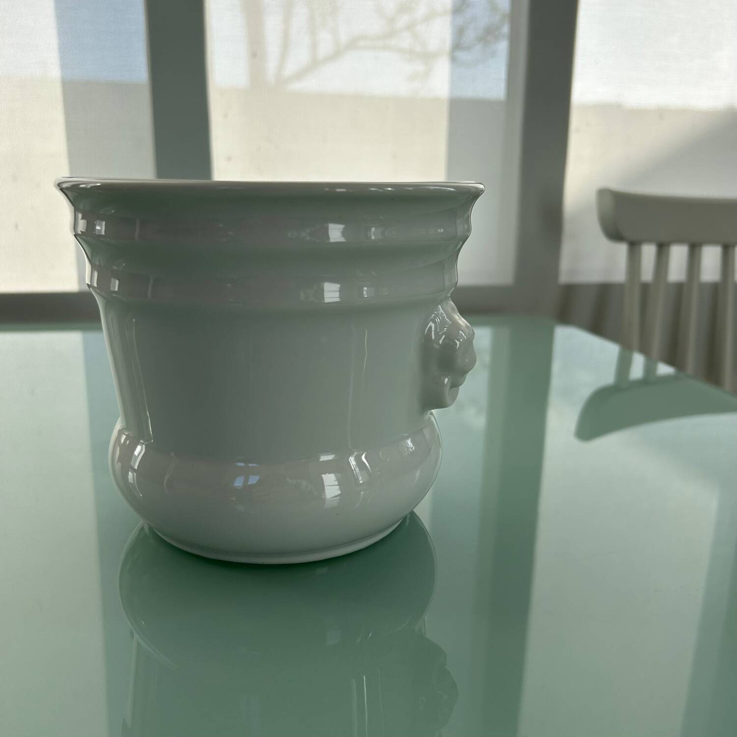 White porcelain cache-pot