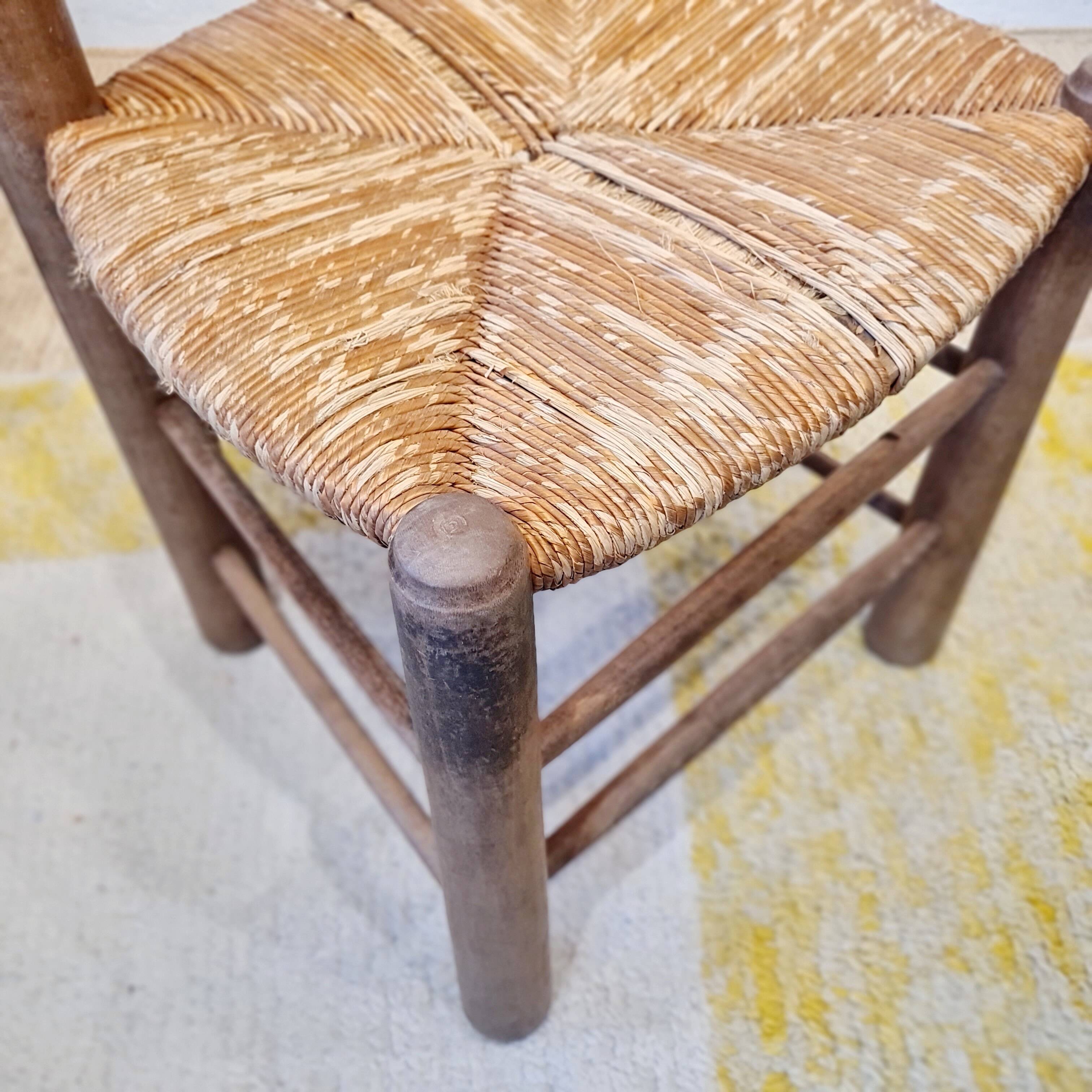 Chaises brutalistes en bois et paille de George Robert