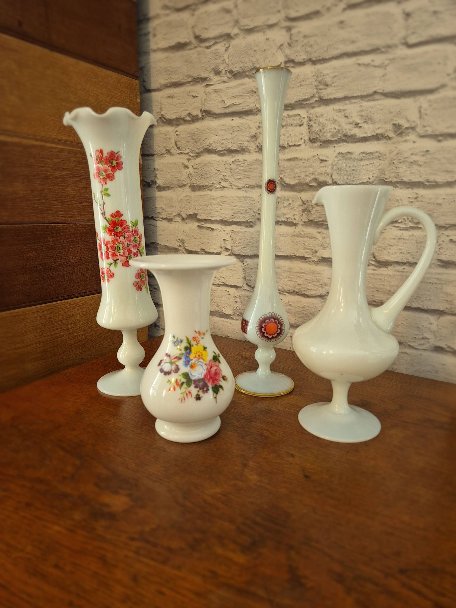 Vase trompette en opaline blanche fleuri vintage