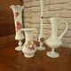 Vase trompette en opaline blanche fleuri vintage