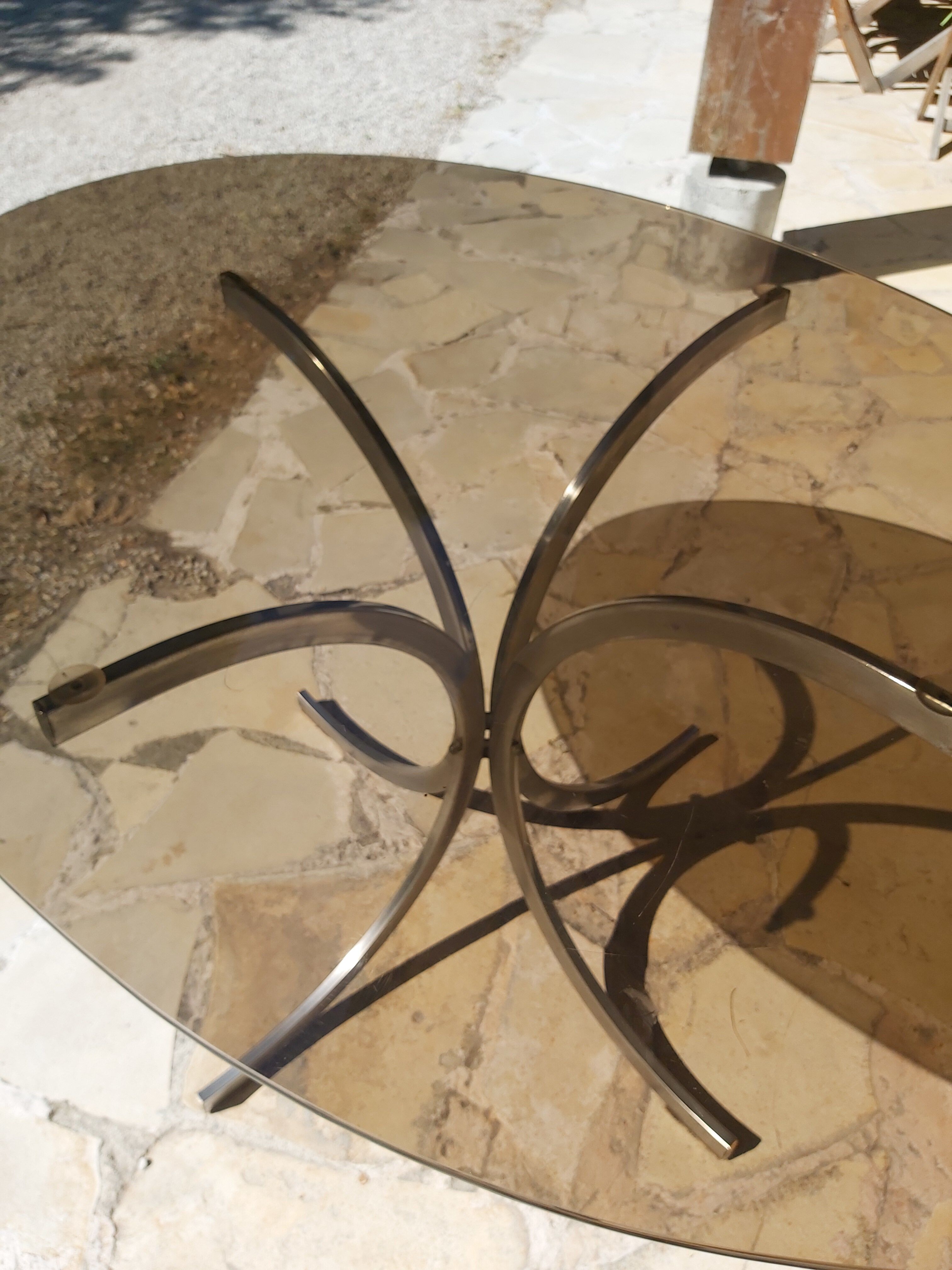 Table de salle a manger ovale en métal et verre fumé années 70