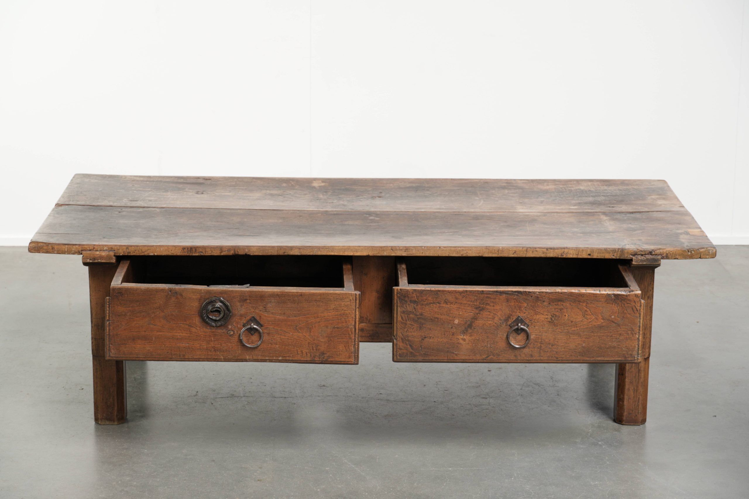 Table basse antique sud-européenne en bois fruitier avec un tiroir.