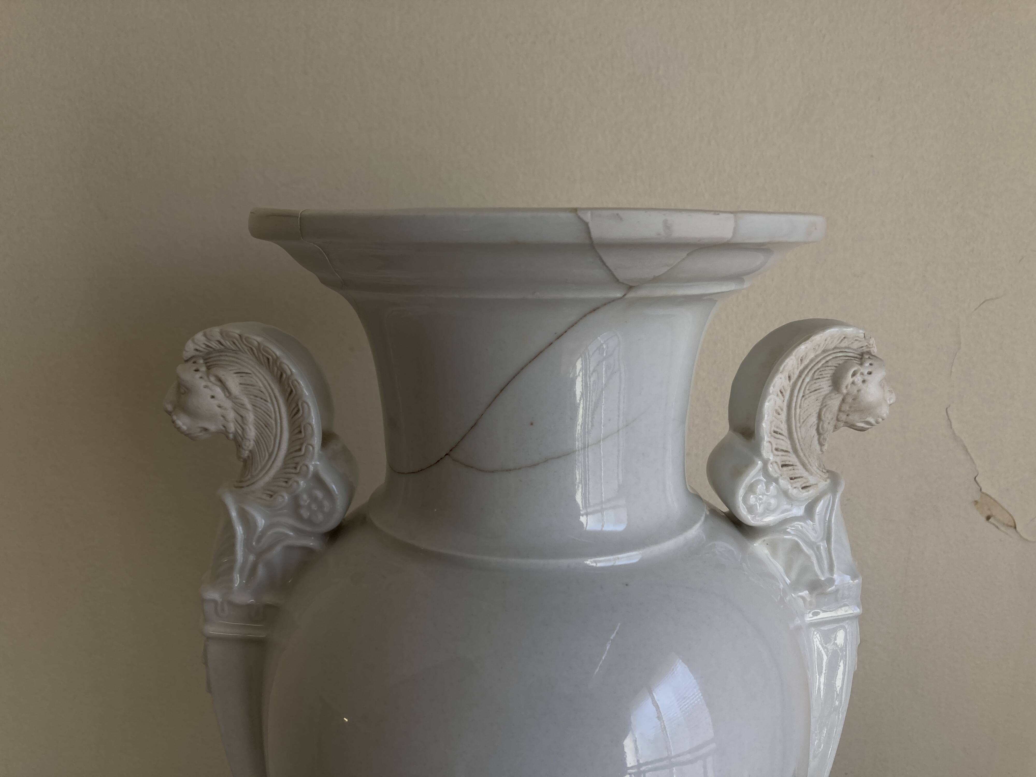 XXL white lion head neo-classical amphora vase from the Empire Consulate.