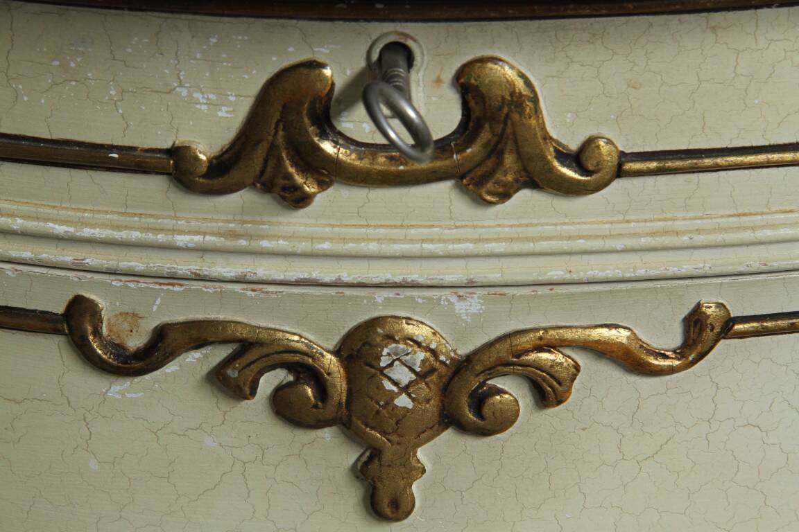 Vintage pair of 20th century Venetian Baroque style nightstands in painted wood
