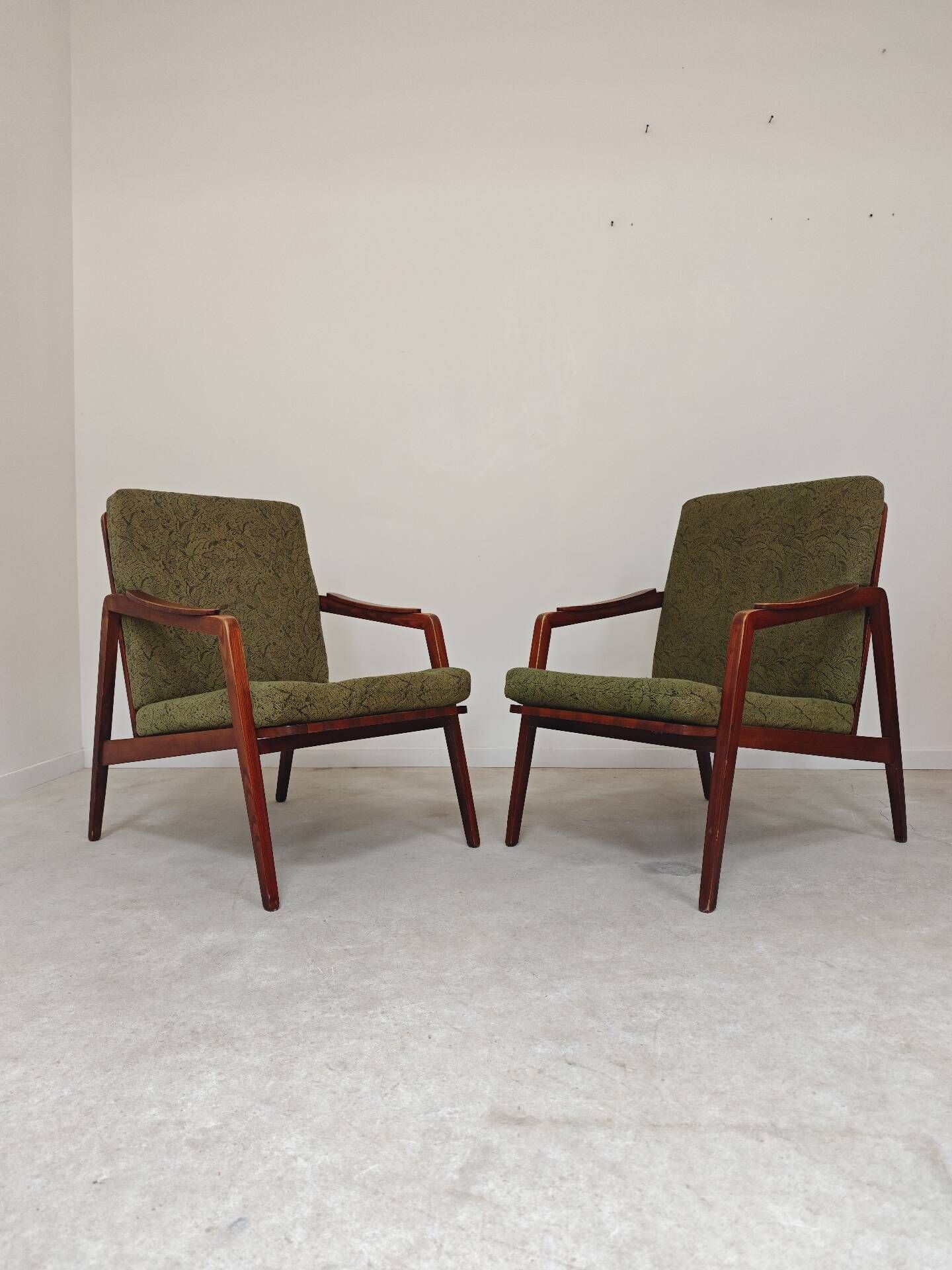 Pair of wooden armchairs Uluv green fabric 1960