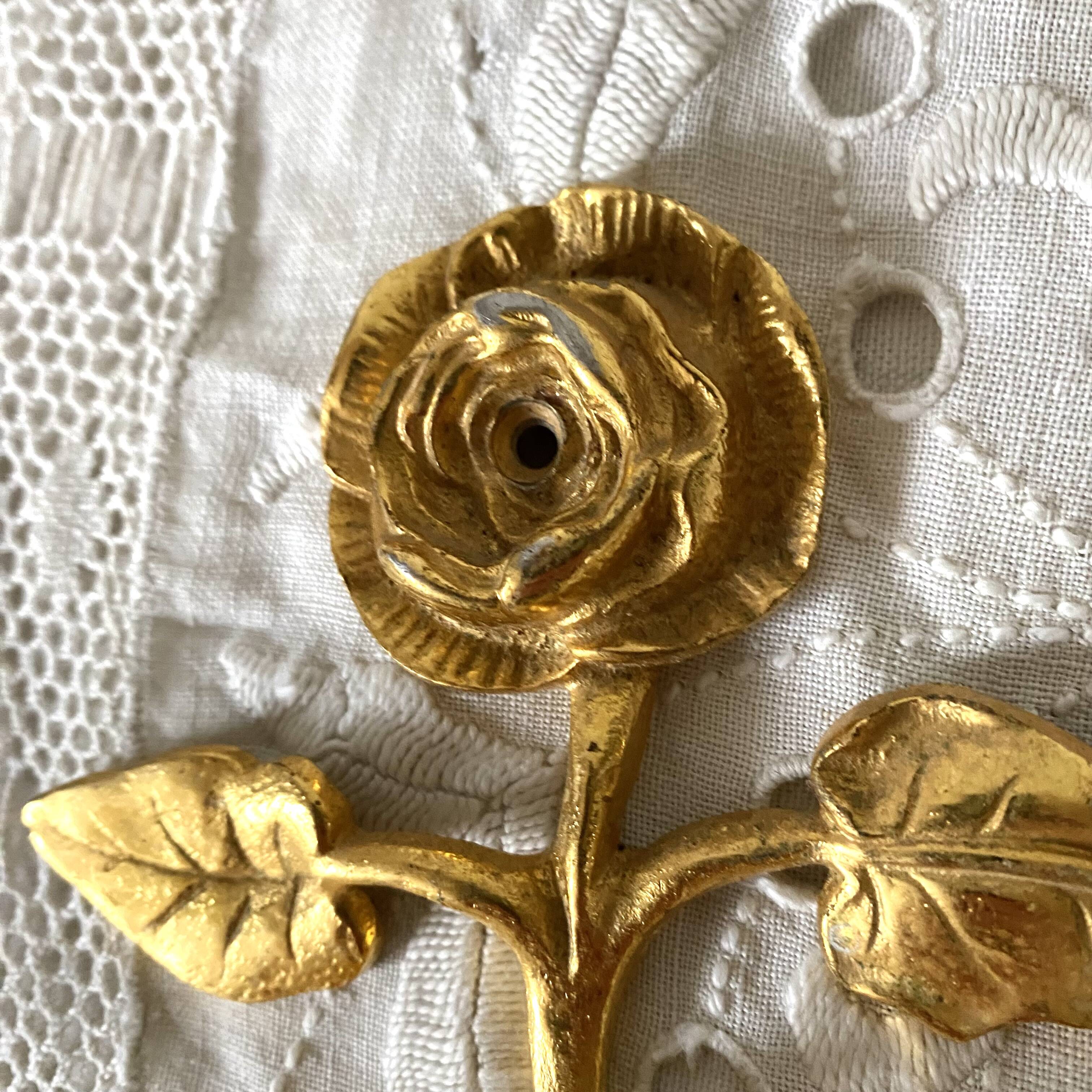 Gold ring towel holder, pink metal