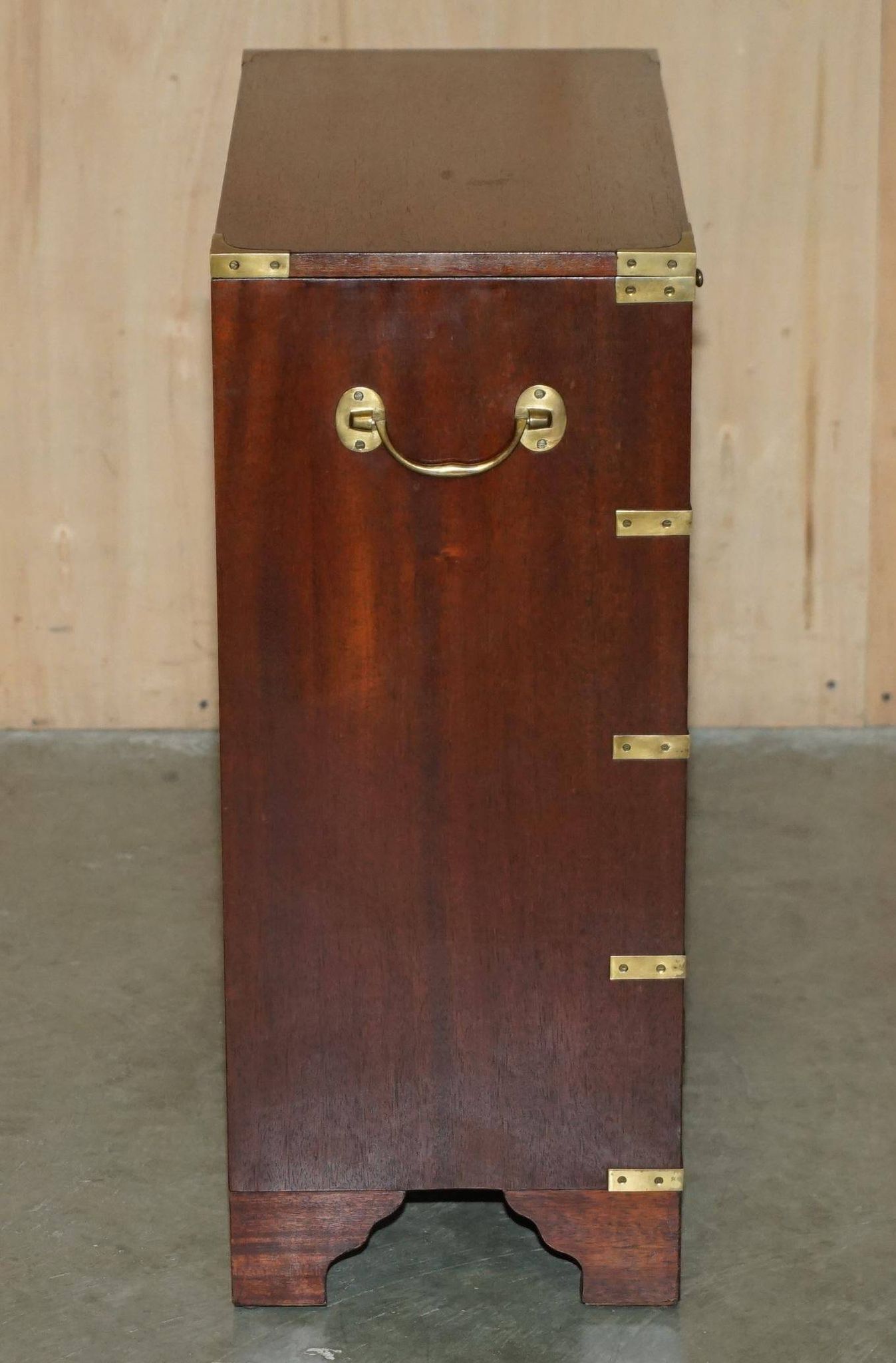 Commode militaire vintage avec plateau coulissant et dessus extensible