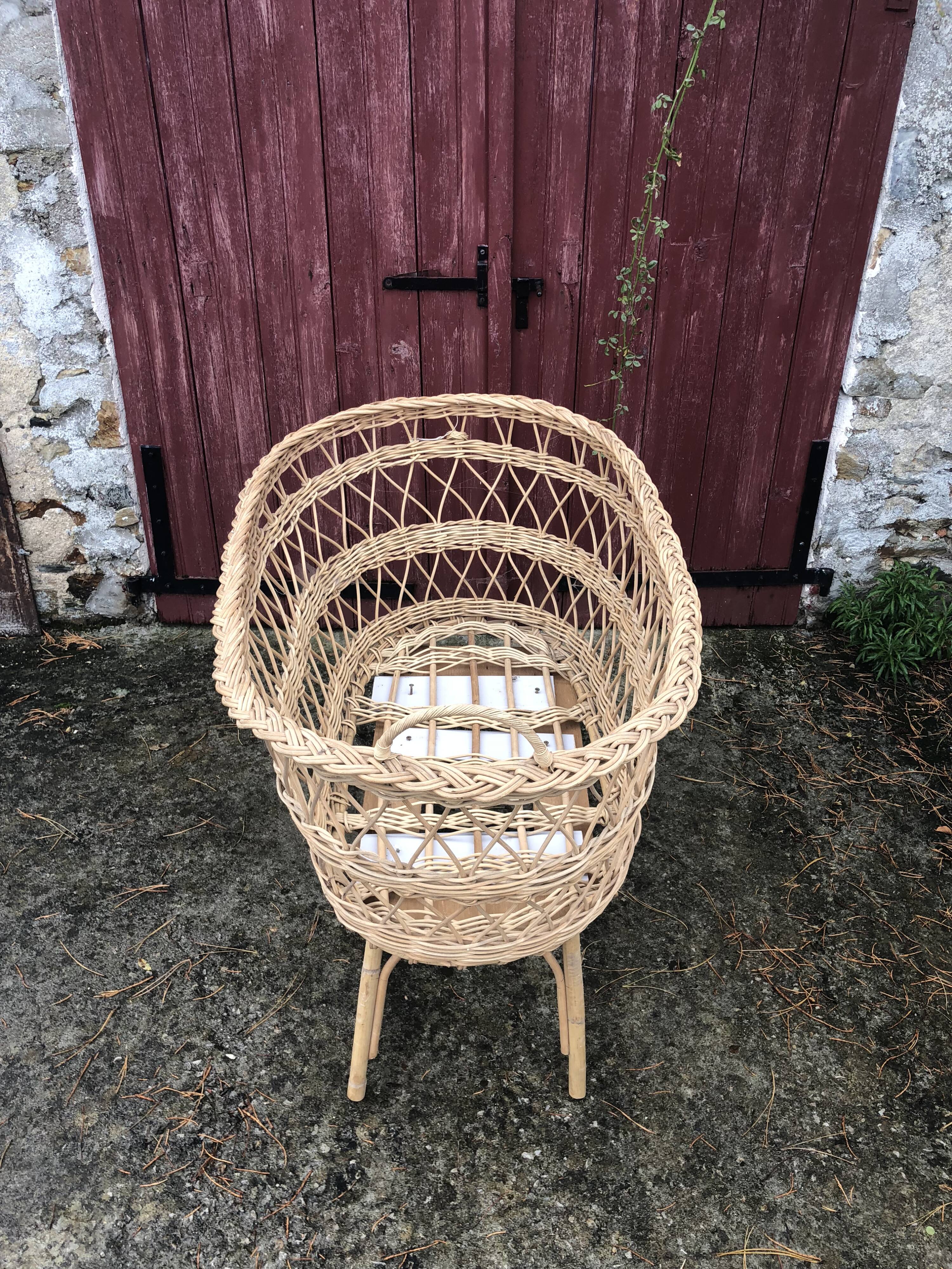 Wicker basket on foot