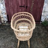 Wicker basket on foot