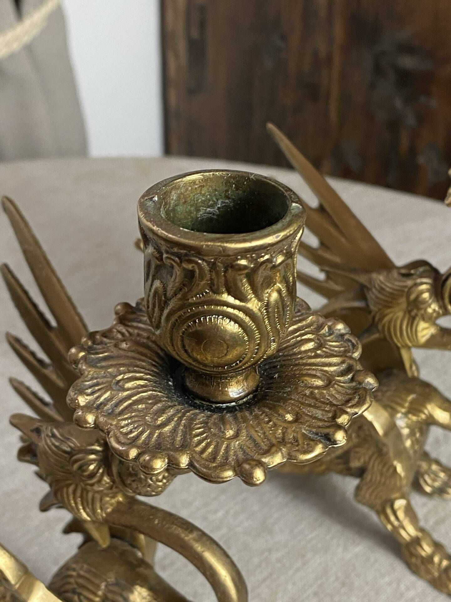 Paire de bougeoirs chimères en bronze