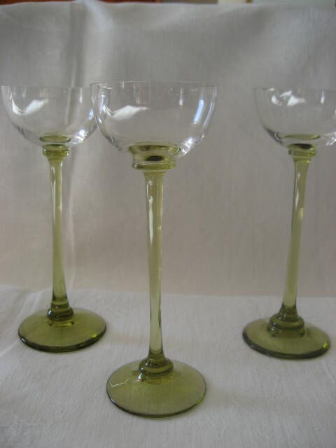 6 glasses of liqueur on foot Ouraline