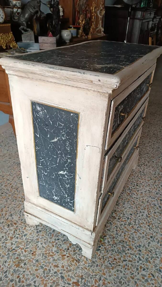 Small lacquered chest of drawers, Tuscan origin, 18th century