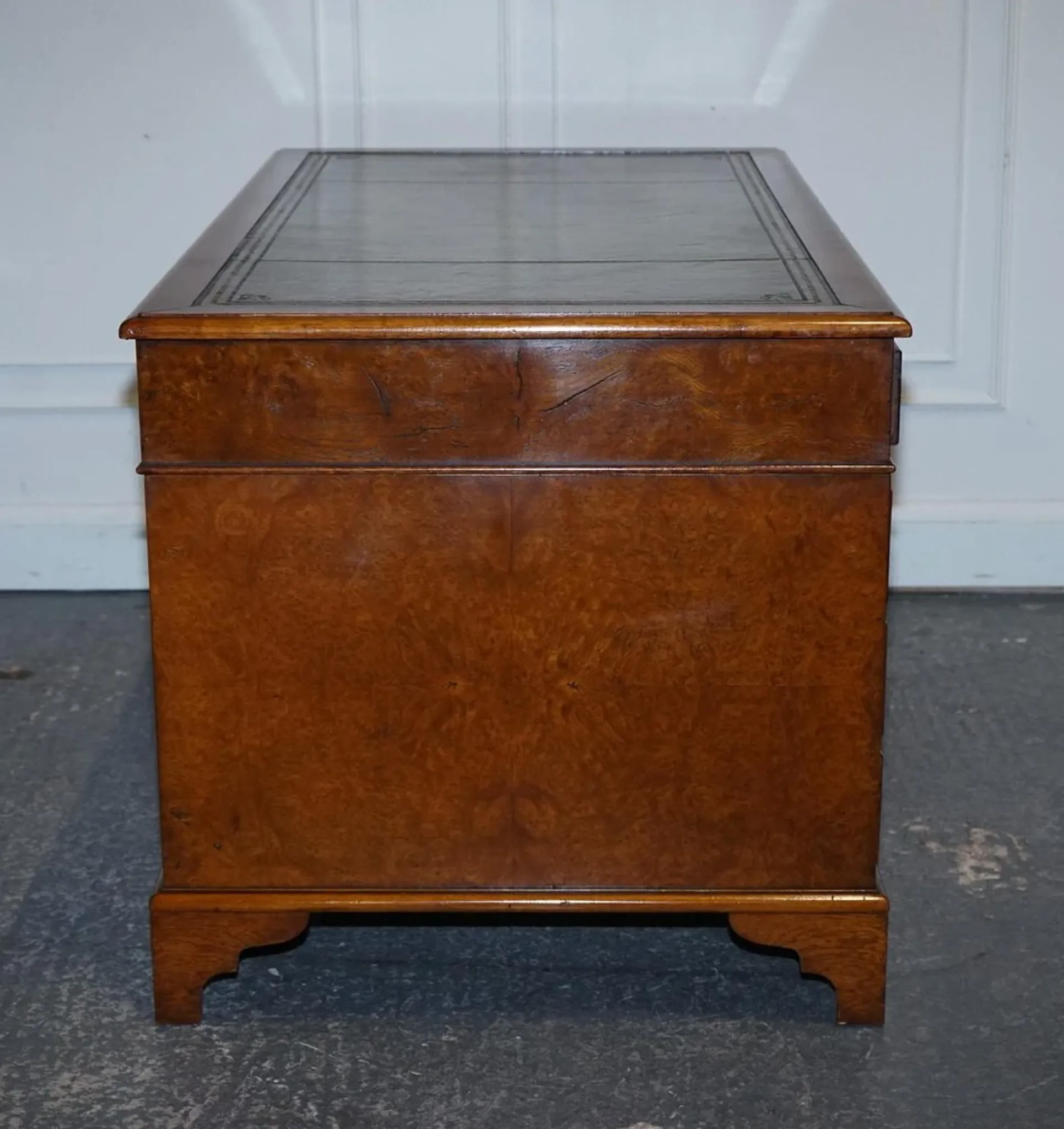 Victorian Pedestal Desk in Walnut and Hand-Dyed Leather
