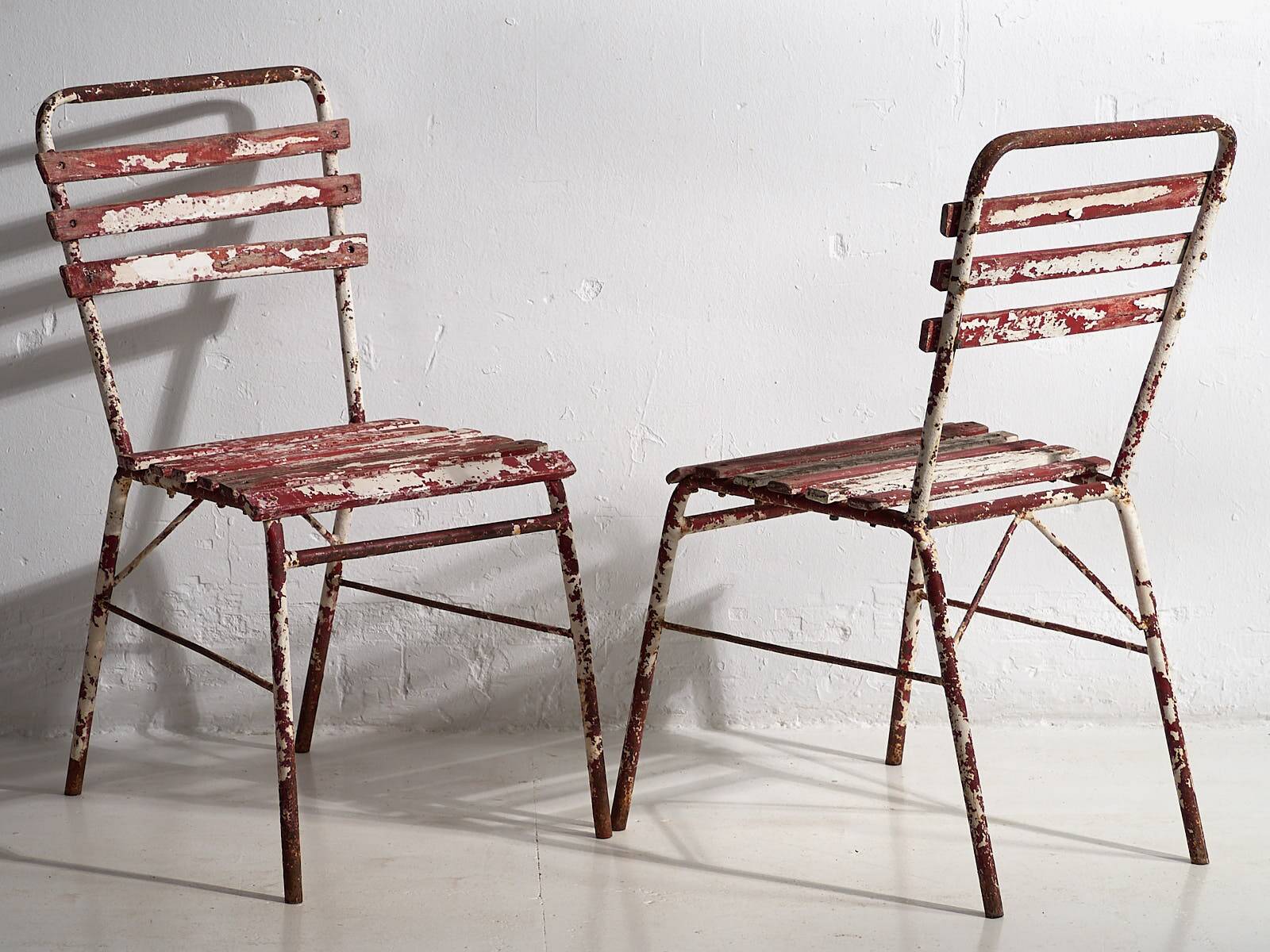 Antique red and white patio chairs (circa 1920). Set of 4 pieces