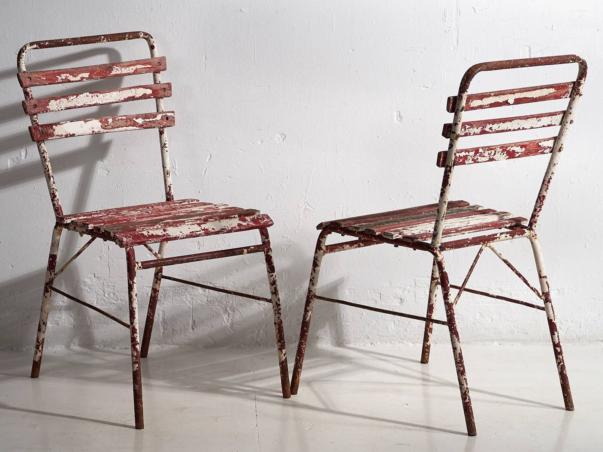 Anciennes chaises de terrasse rouges et blanches (vers 1920). Ensemble de 4 pièces