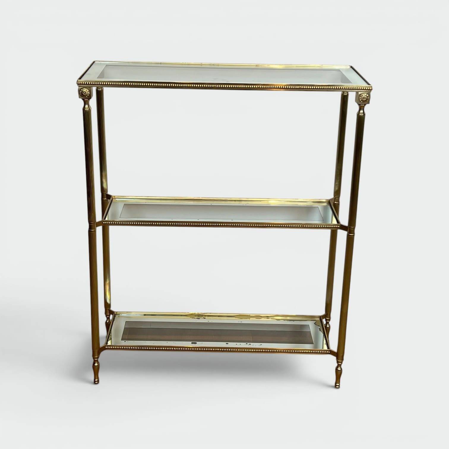 Console à Trois Plateaux en Laiton à Frise de Perles. Verre Bordé. Travail