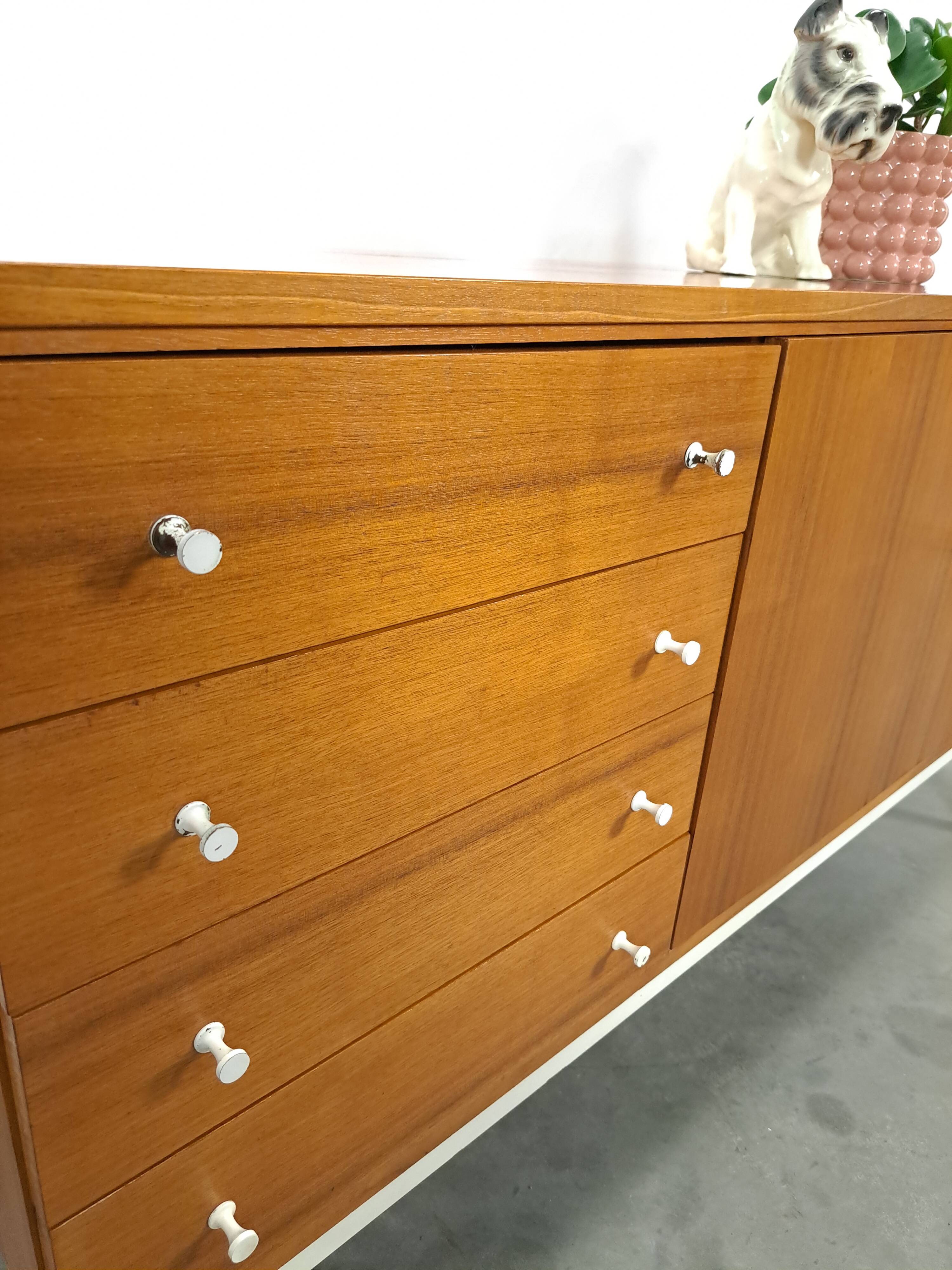 Fineer dressoir uit Zweden met wit stalen poten
