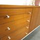 Fineer dressoir uit Zweden met wit stalen poten
