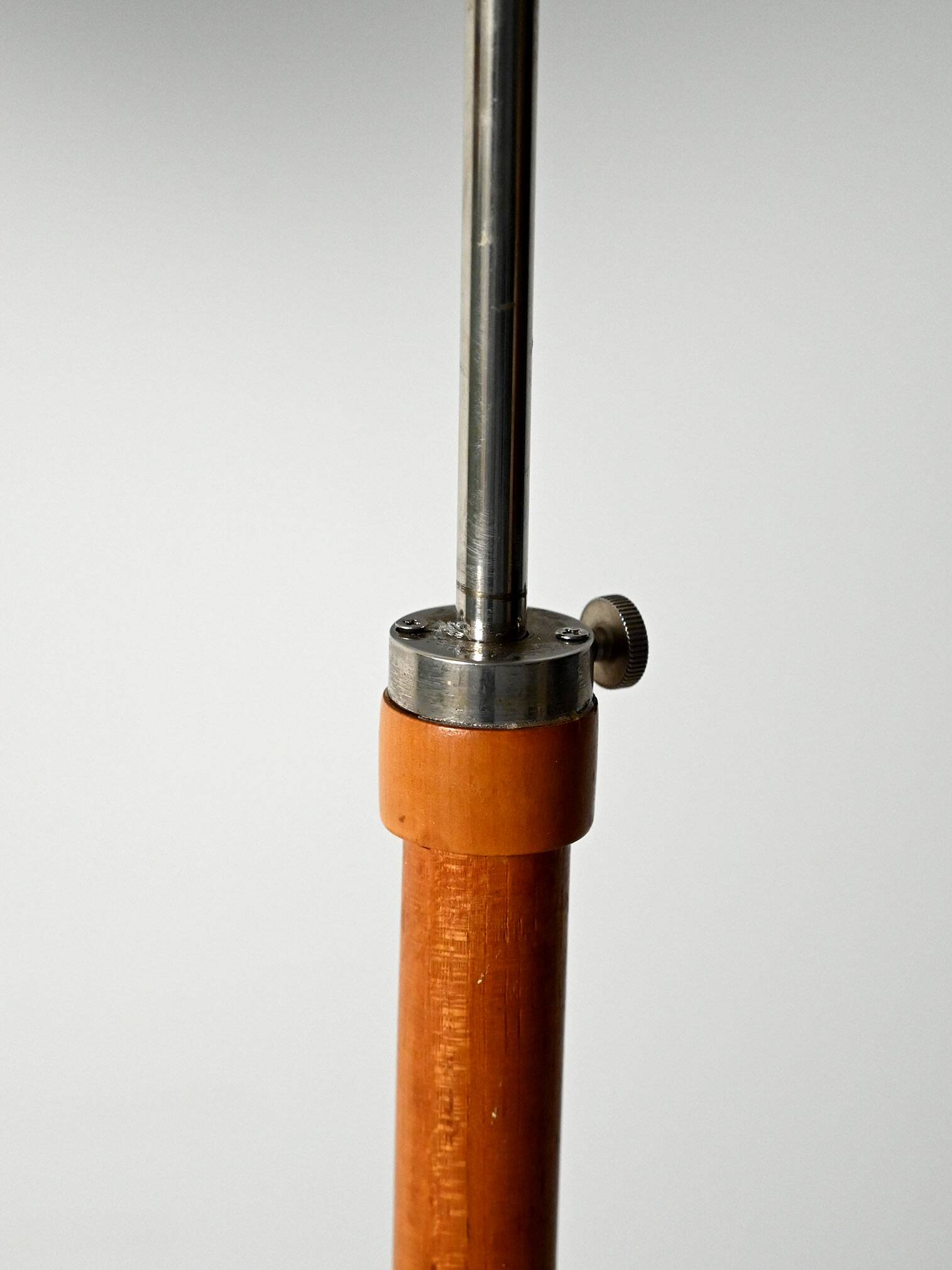 Lampadaire scandinave de style Mid-Century en chêne et métal