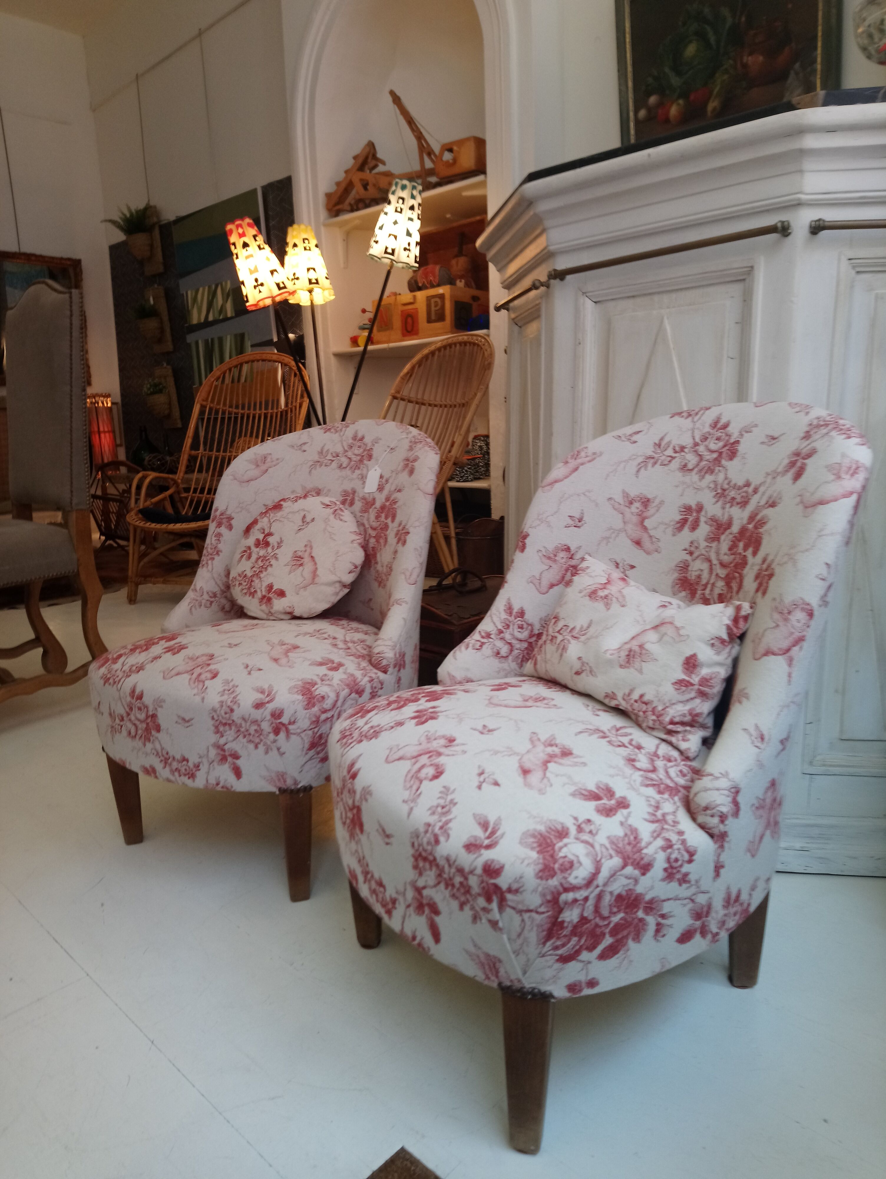 Pair of chairs toads