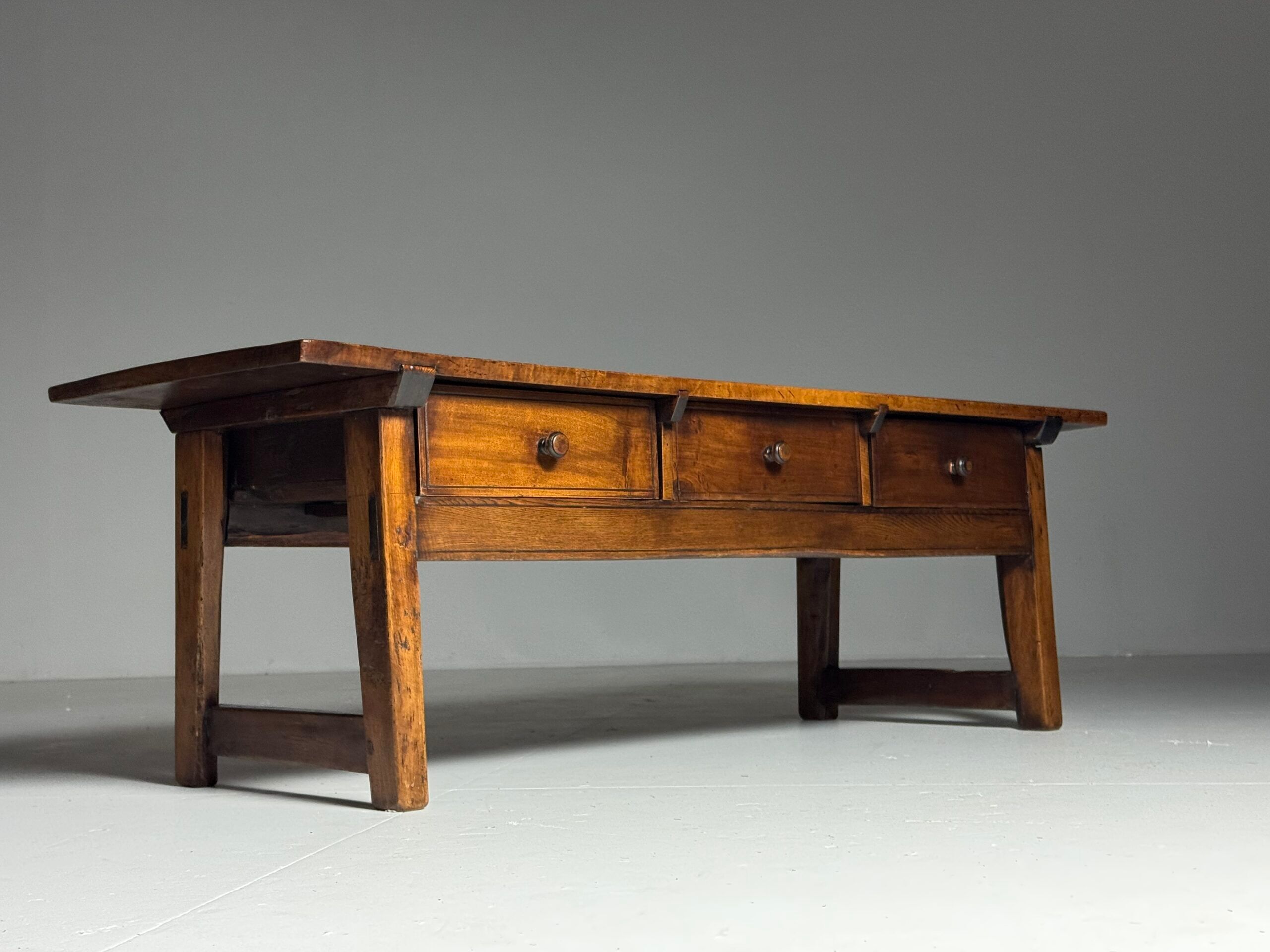 Table basse espagnole du 19ème siècle