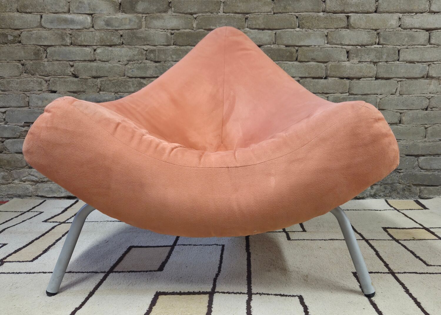 Fauteuil triangle vintage "Escapade " design cocon années 70'.
