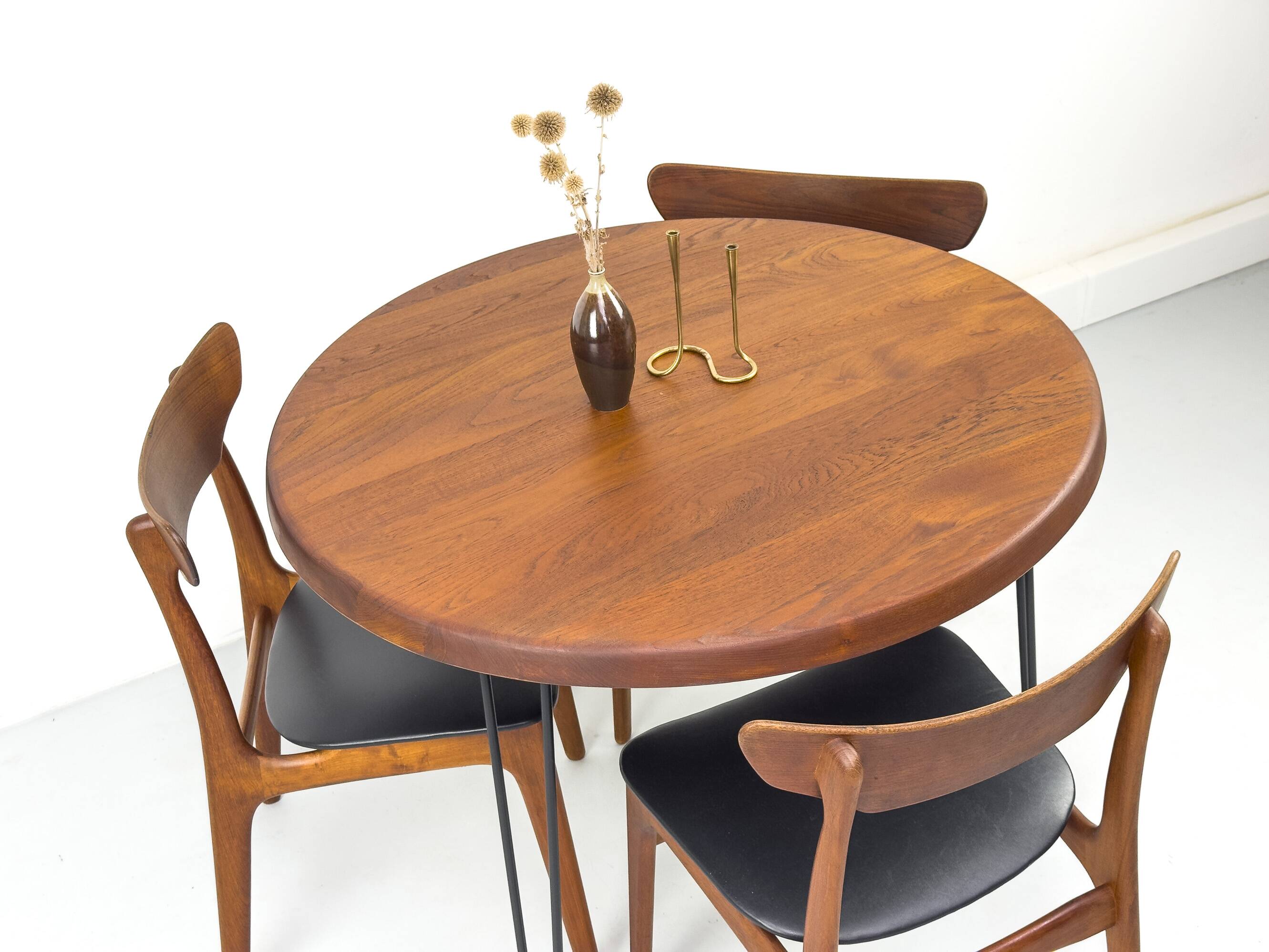 Table à manger ronde en teck avec pieds en acier, 1986