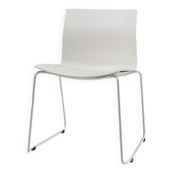 Chaise design blanche du milieu du siècle avec structure en métal et assise en plastique, Belgique — Beyit