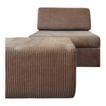 Fauteuil modulaire en velours côtelé vintage avec pouf assorti.