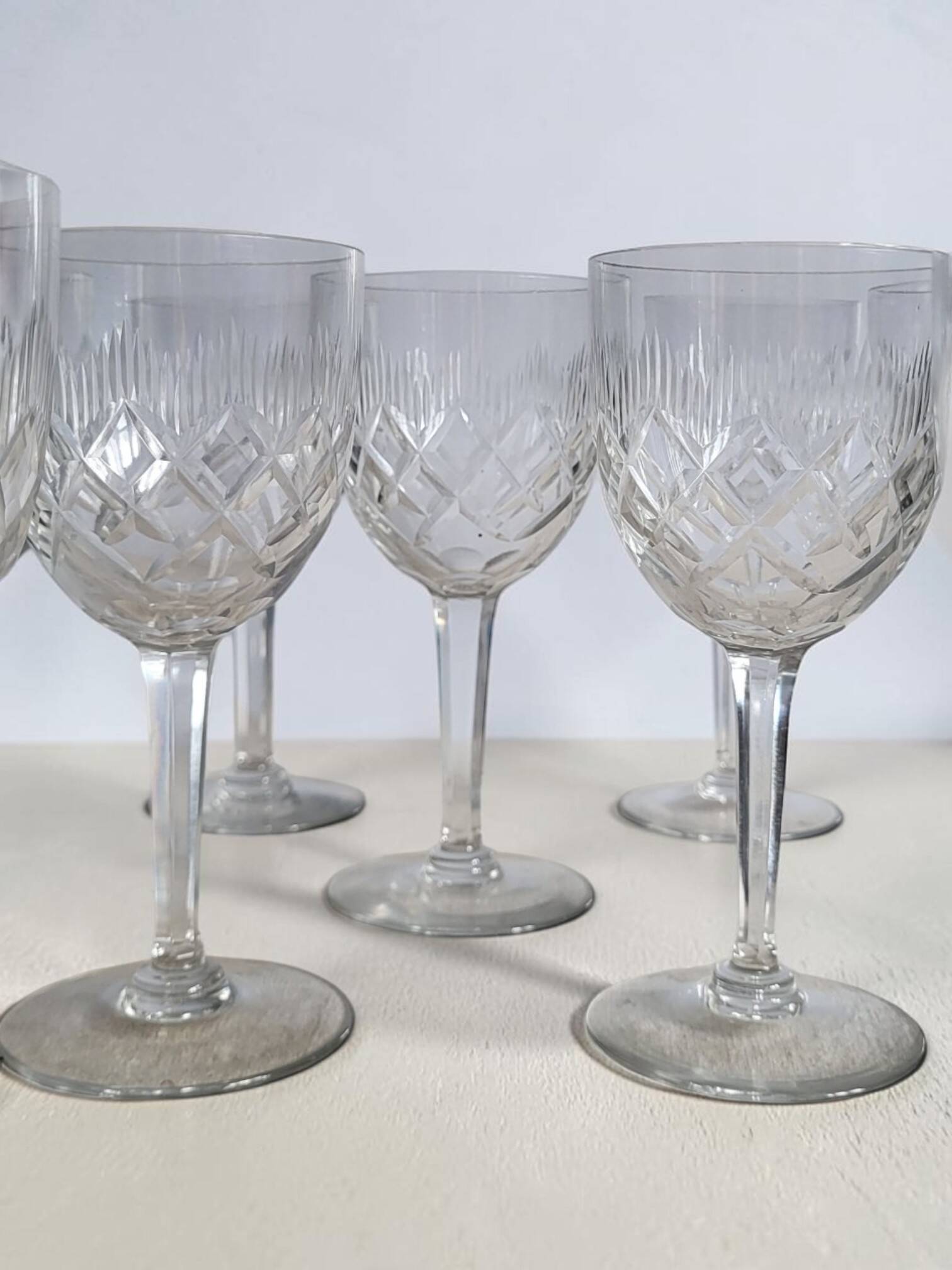 9 verres à vin / eau en cristal taillé