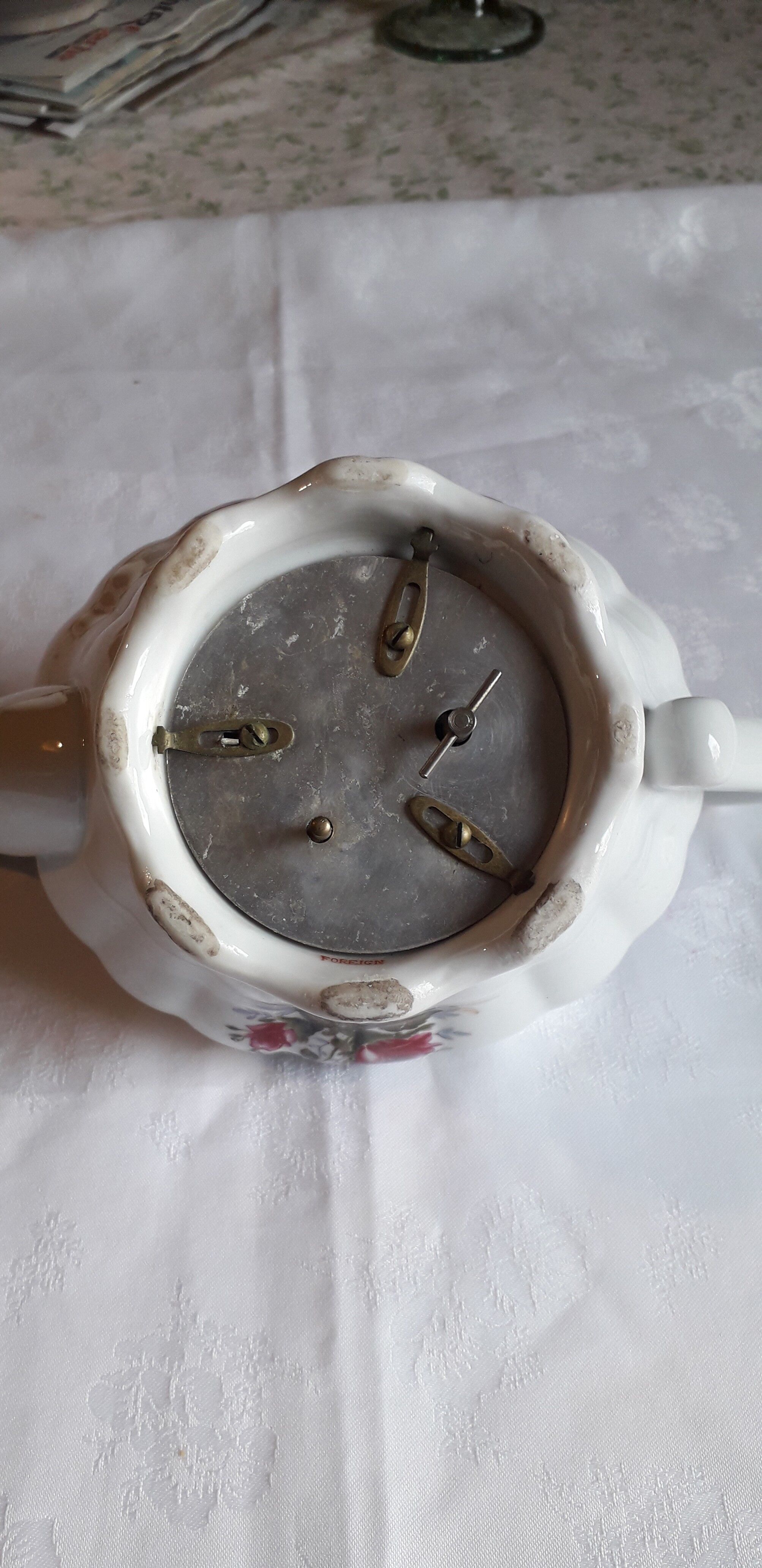 Musical teapot in white porcelain with floral decoration