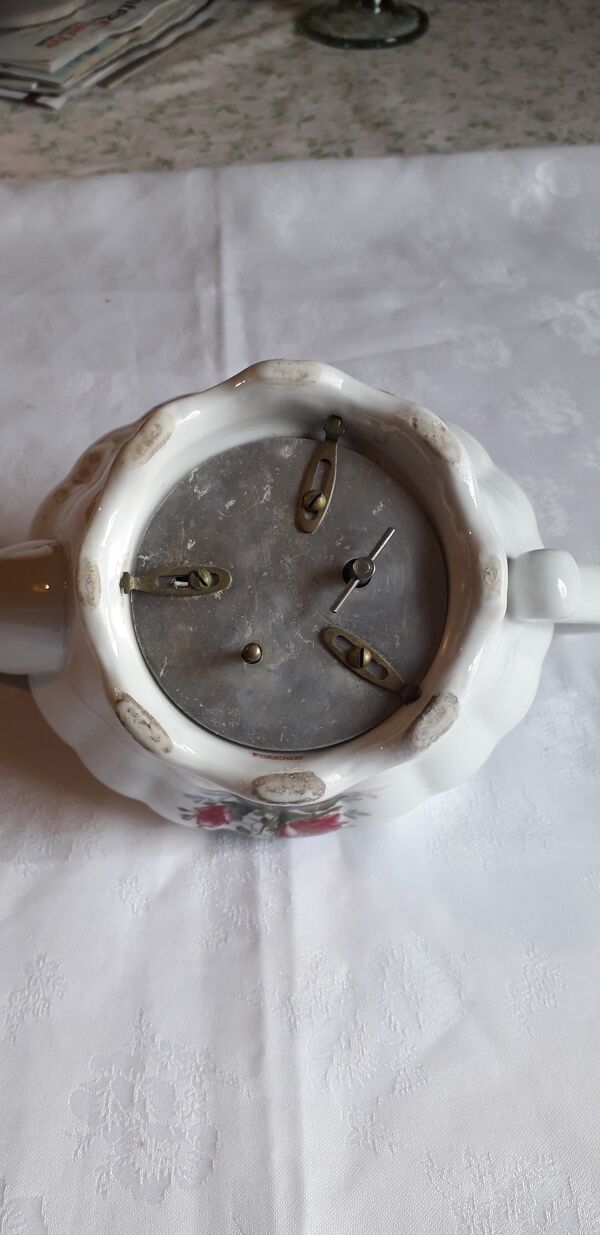 Théière musicale en porcelaine blanche à décor floral