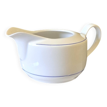 Very pretty white porcelain sauceboat in very good condition.