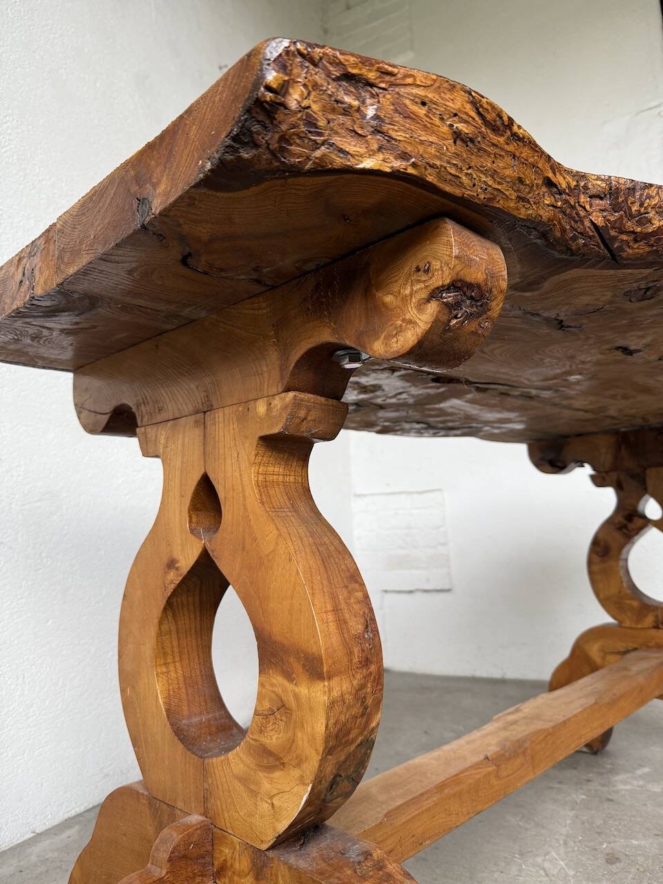 Table artisanale en orme massif, art populaire