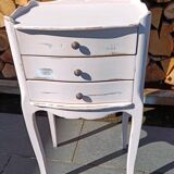 Small patinated vintage chest of drawers/bedside table