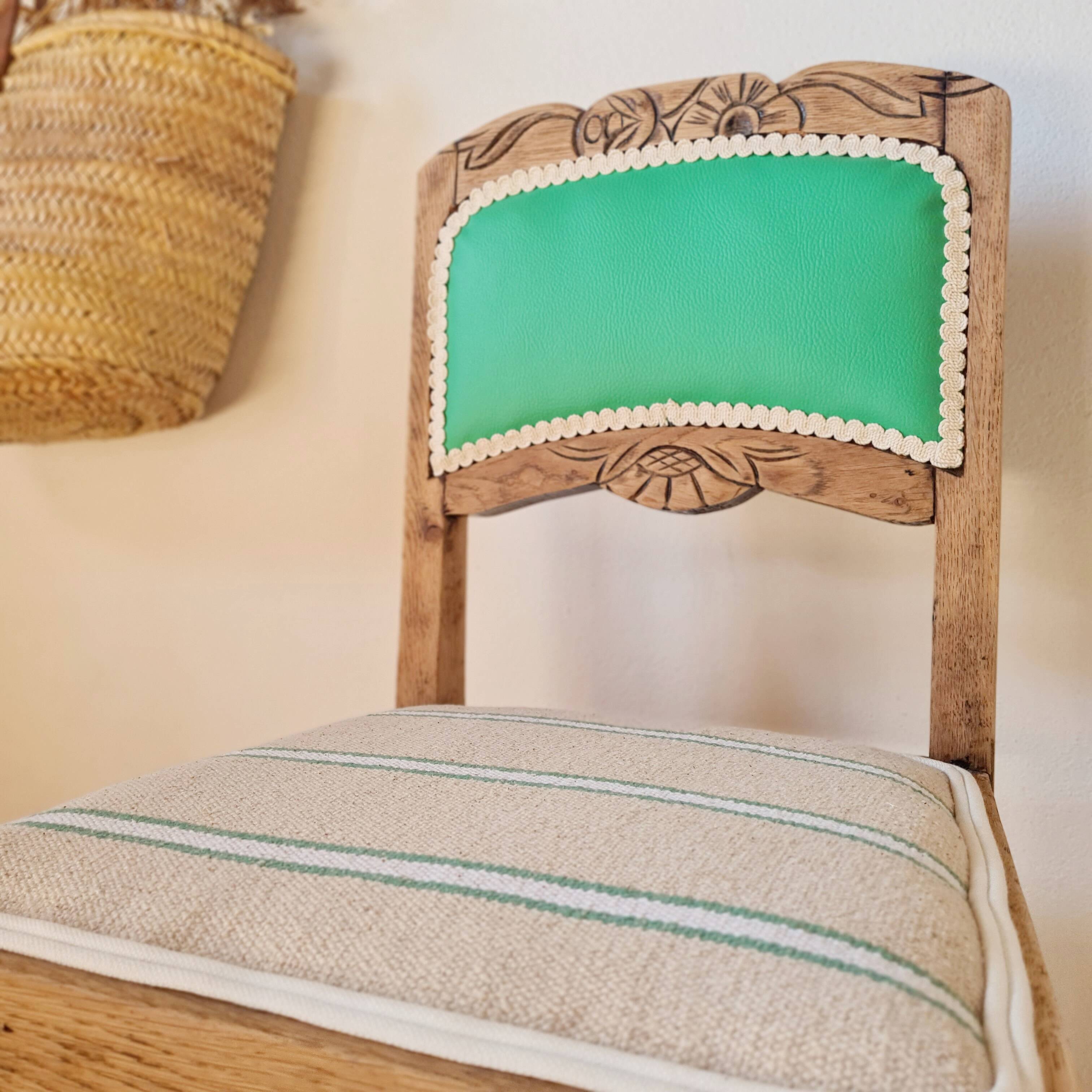Chaise ancienne rénovée – bois sculpté et dossier vert