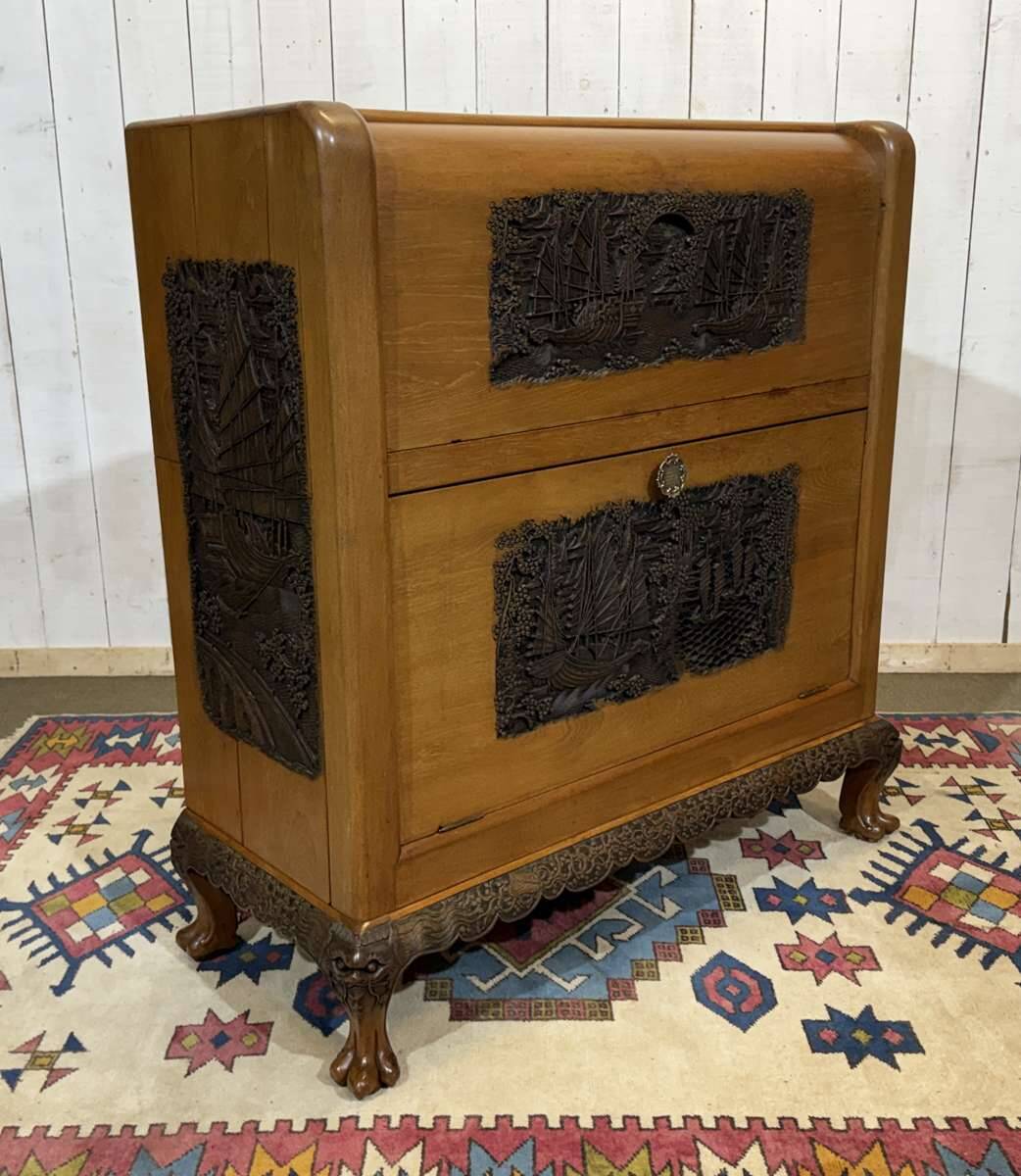 Chinese bar in richly carved teak, work from the 1980s.