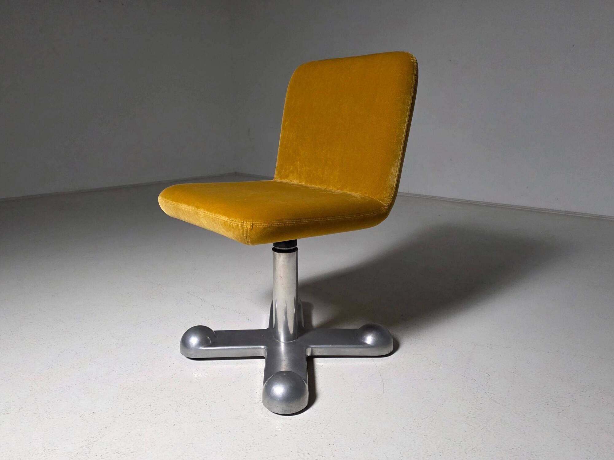 Planula swivel office chair by Perry King & Santiago Miranda, 1970s