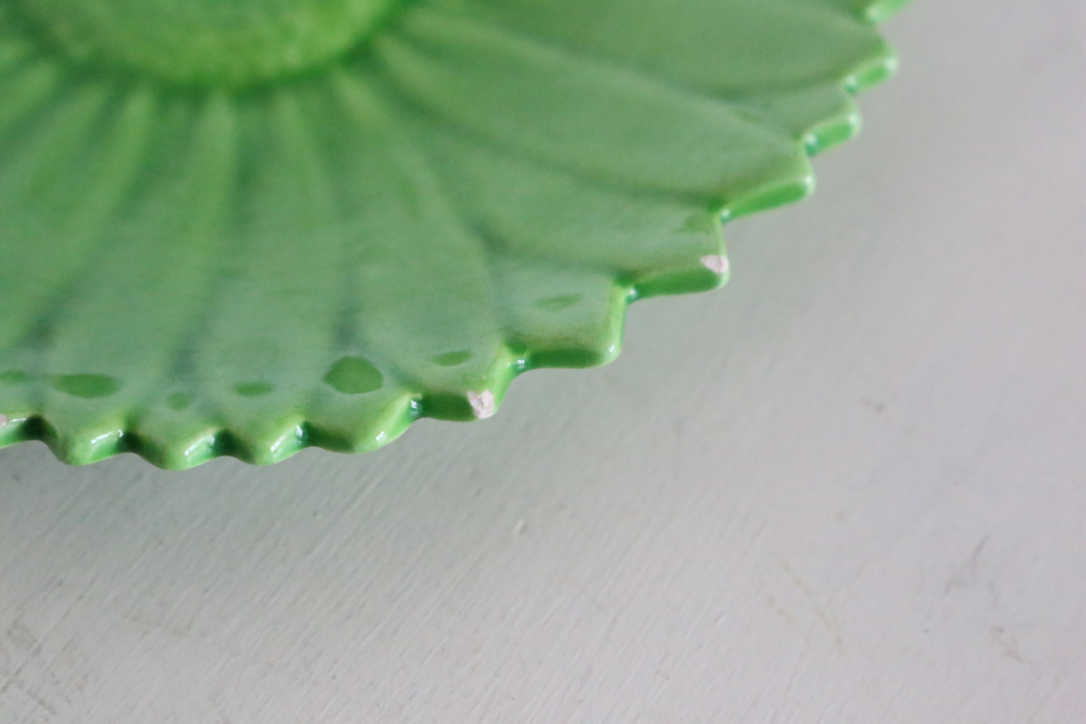 Plates Vallauris Alain Maunier, 1970, in the shape of a flower, in green earthenware