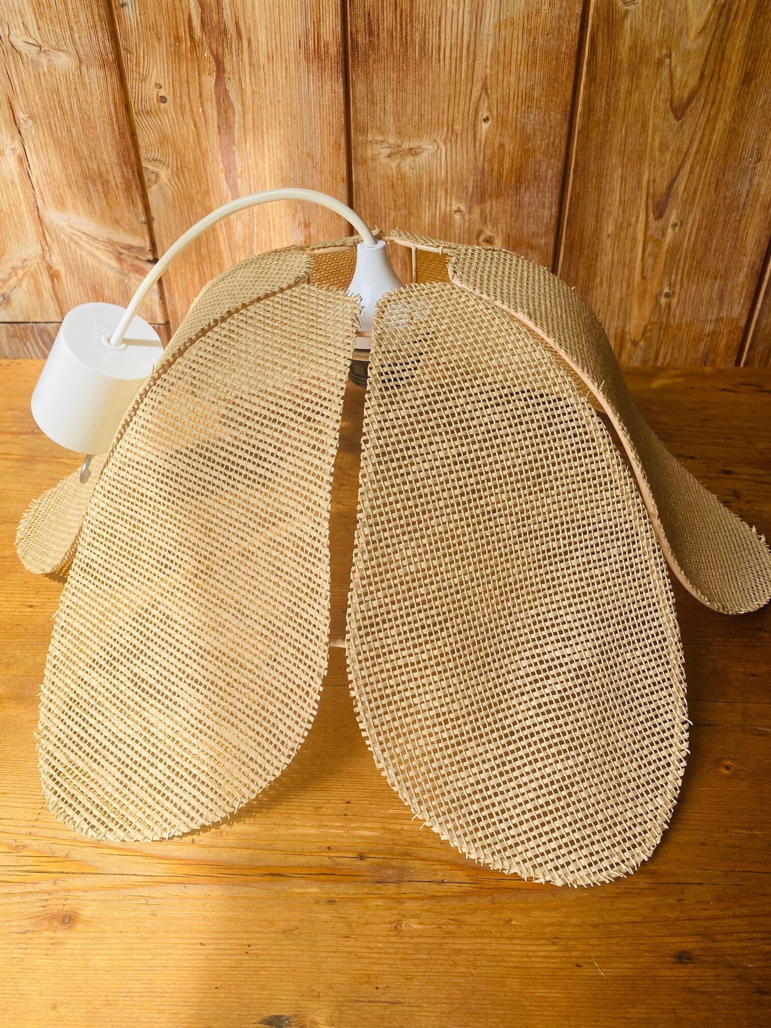 Suspension fleur rotin vintage