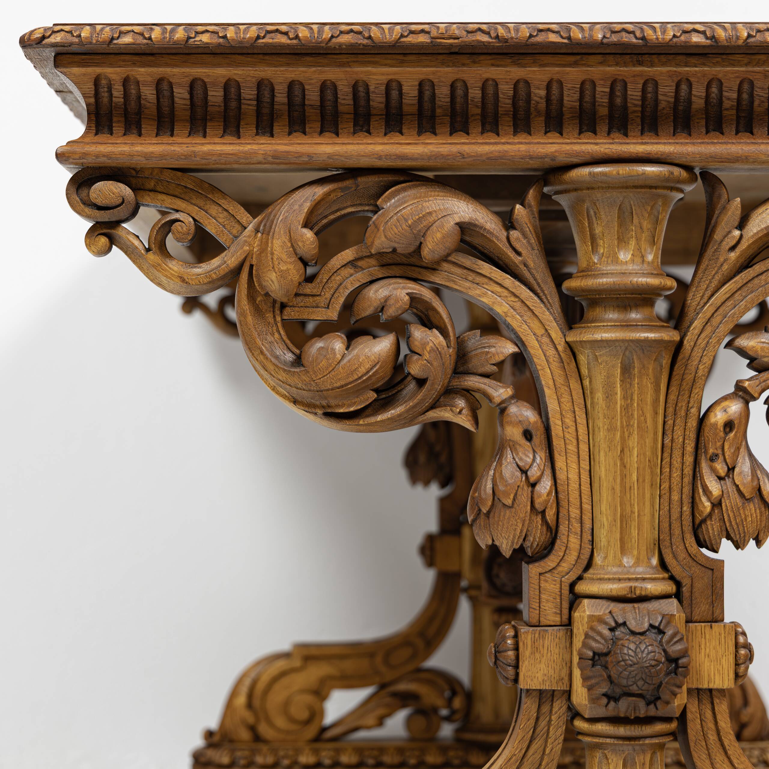Table de bureau Néorenaissance en chêne 1880-1900