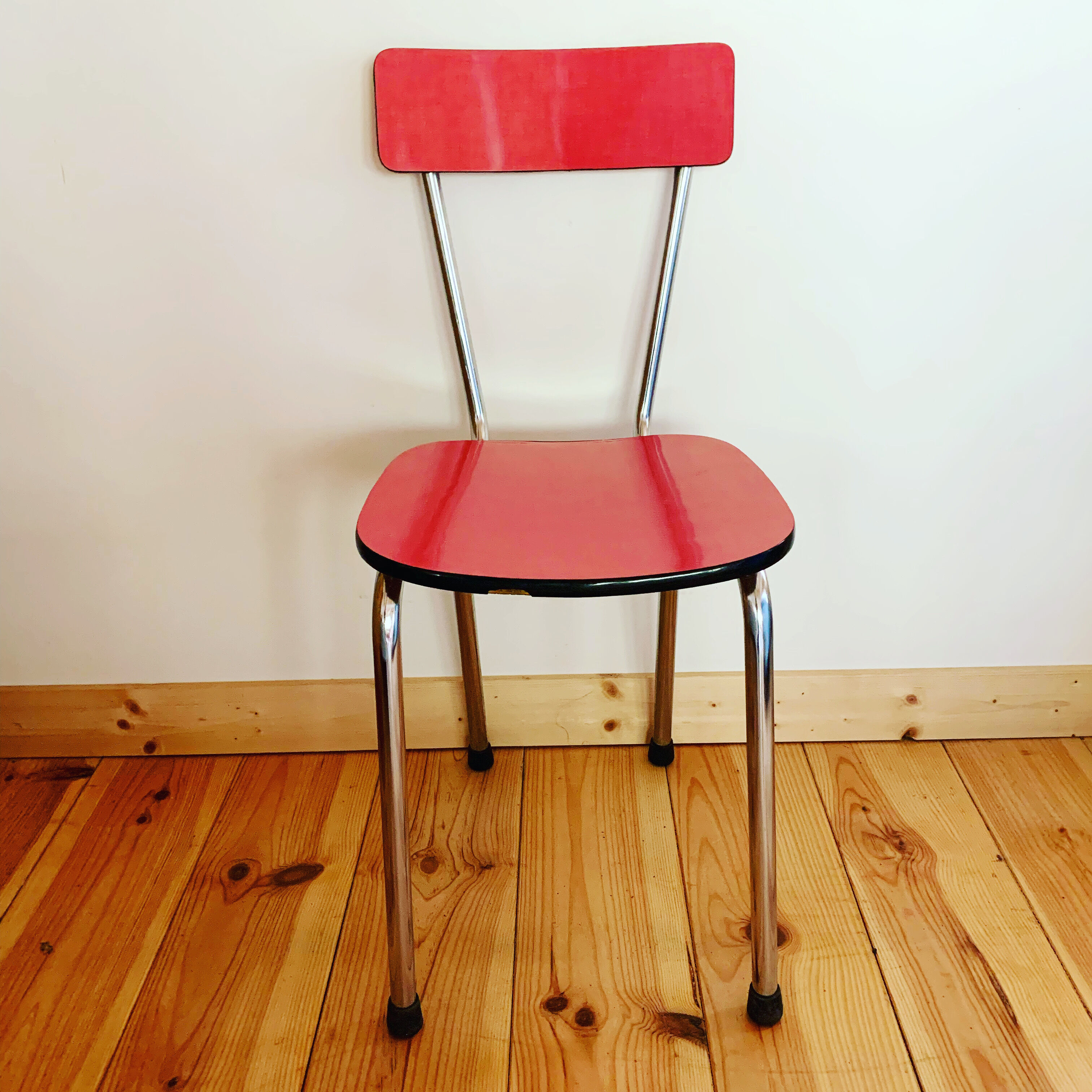 Chaise en formica rose