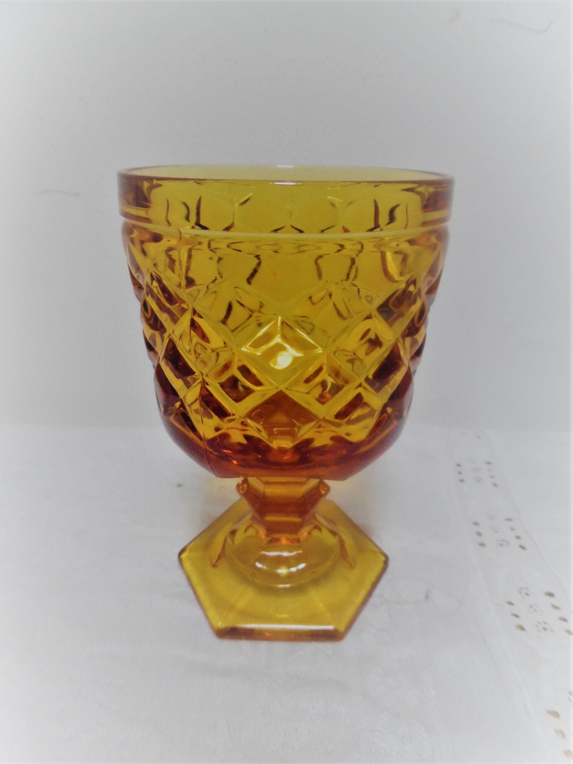 6 amber-footed glasses