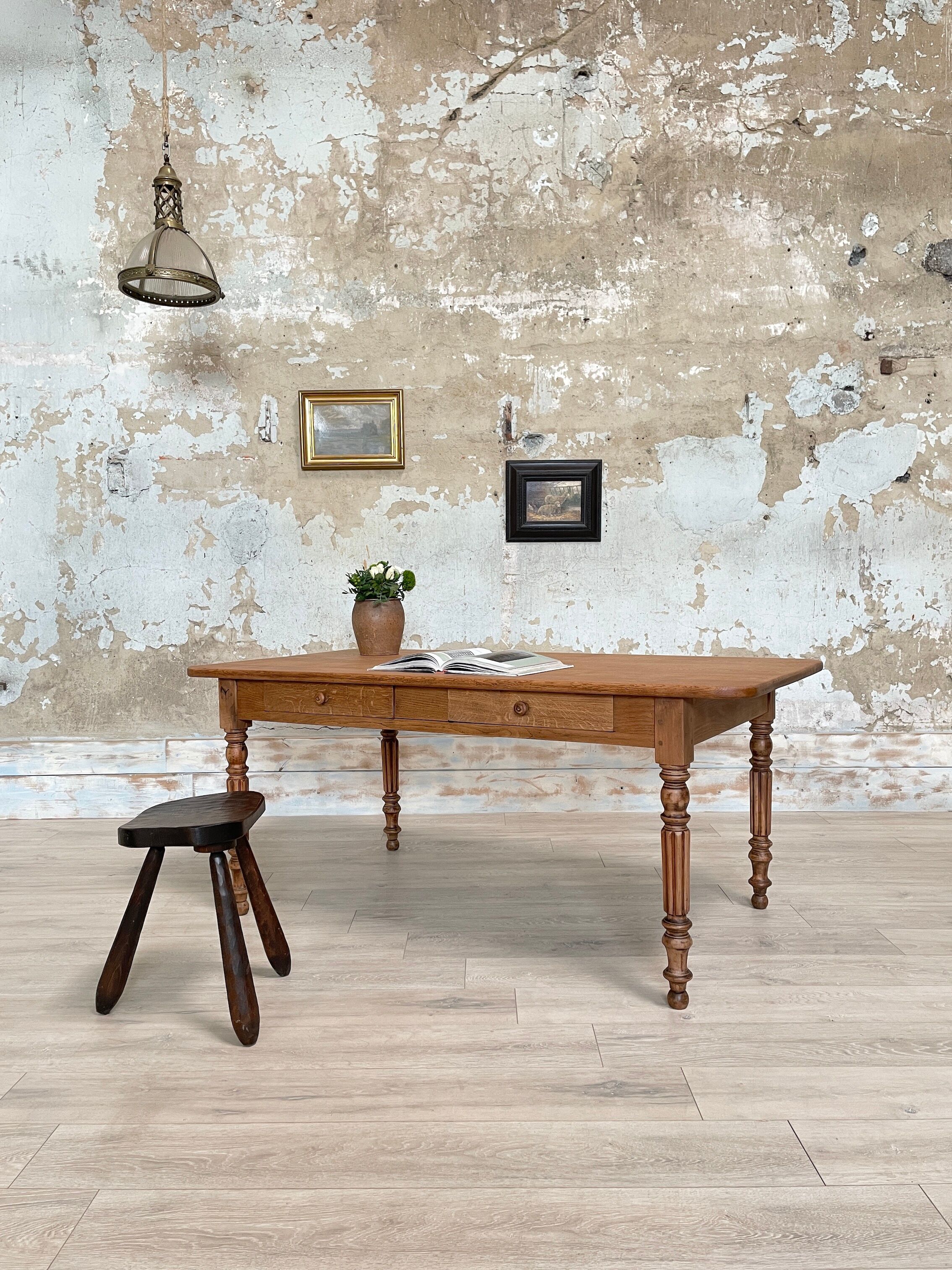 Table with turned legs in solid wood
