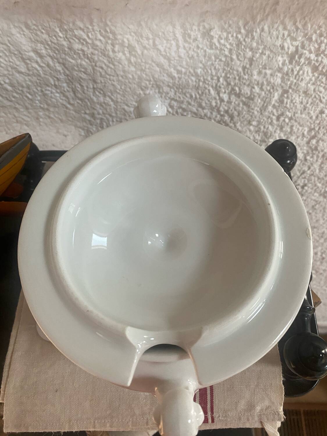 Petite soupière en porcelaine ancienne