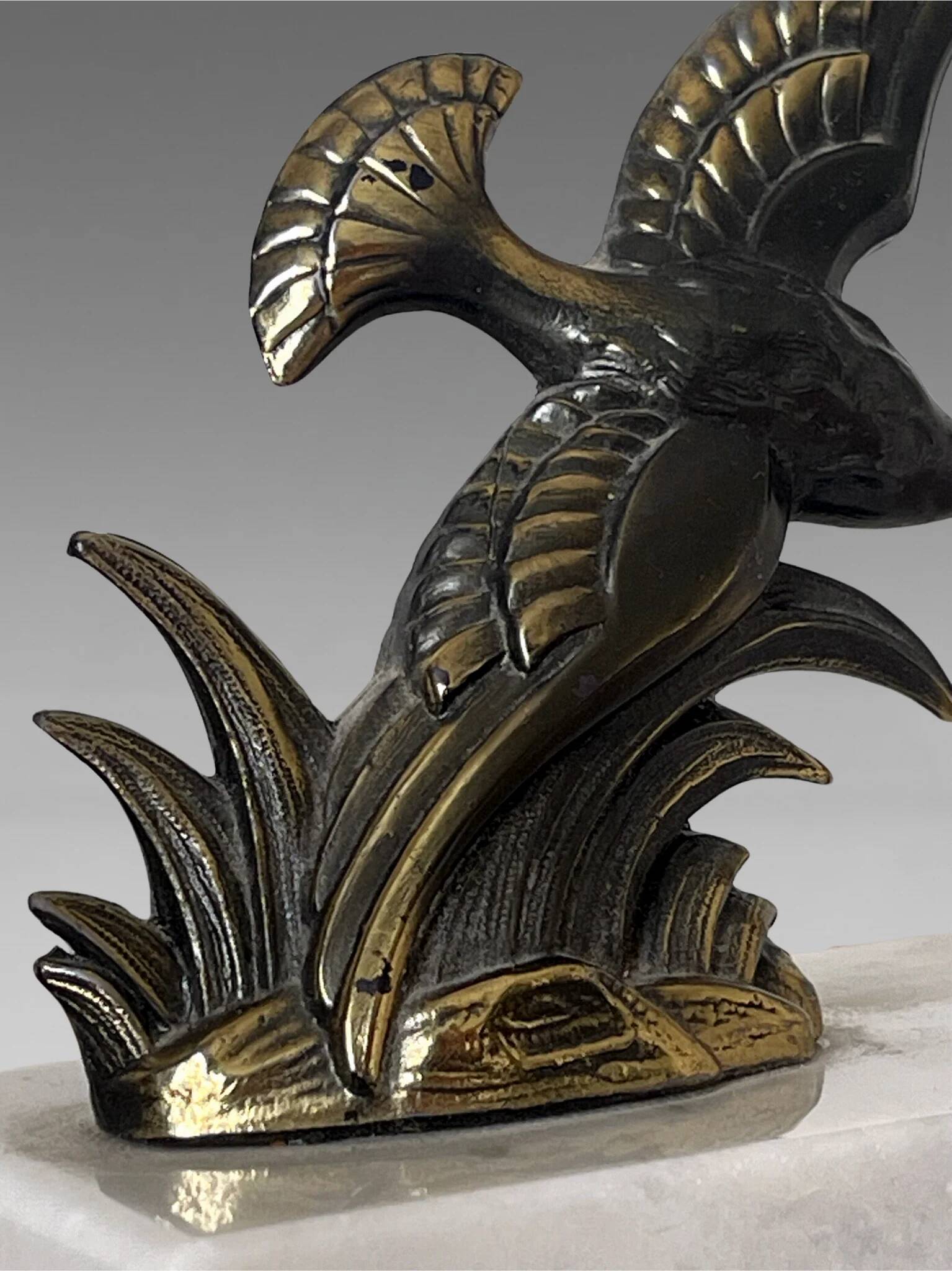 Paire de serre-livres oiseaux vintage en métal doré et marbre – Art déco
