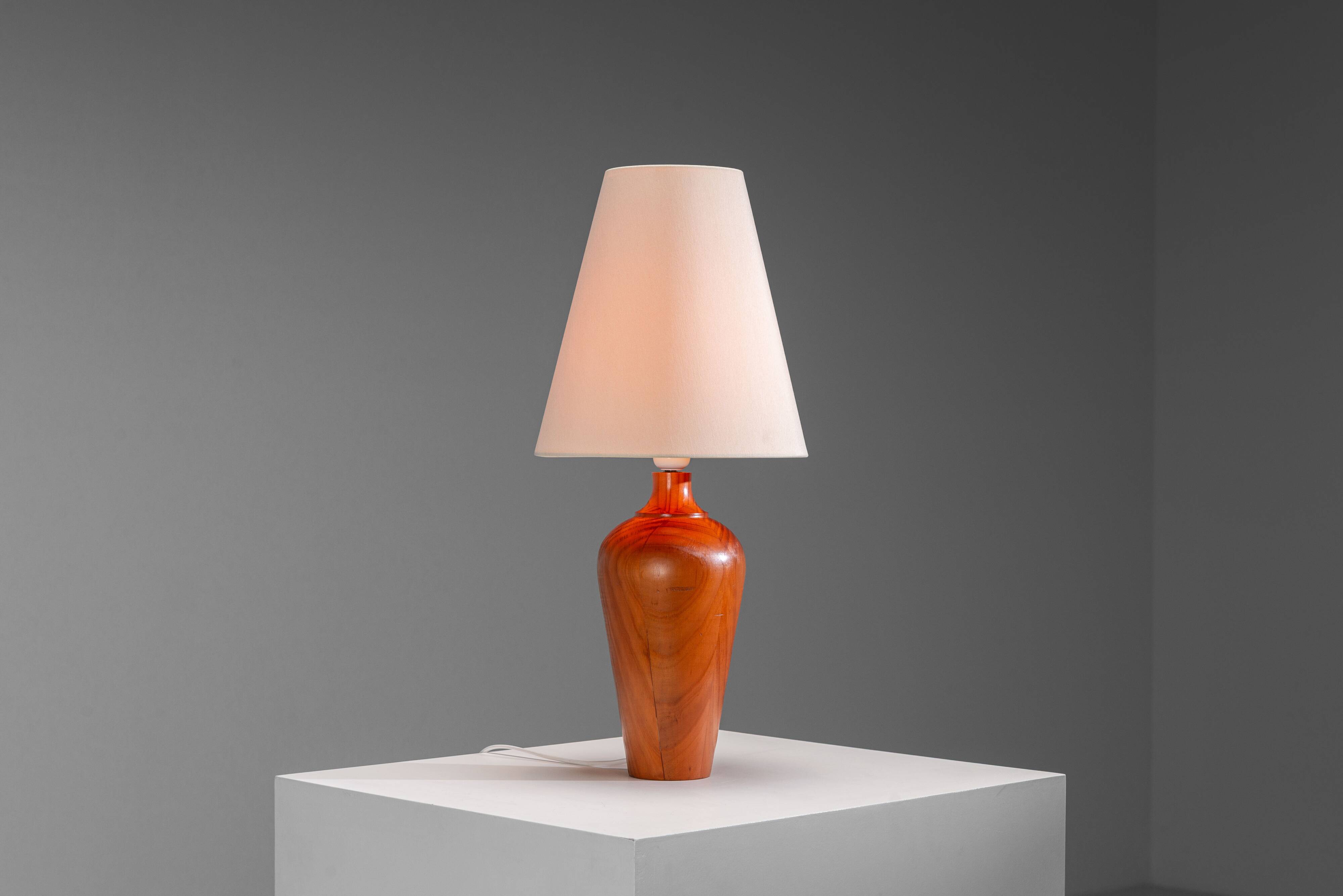 Lampe de table en bois massif avec abat-jour conique
