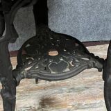 Gaskell Chambers in Nottingham: English pub pedestal table circa 1880