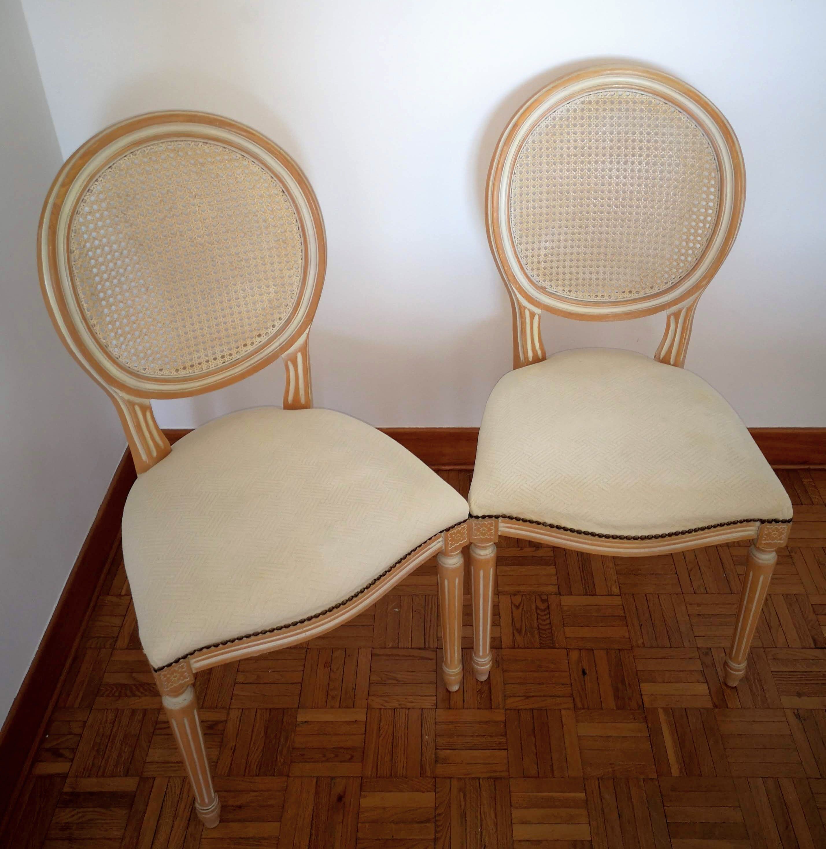 Pair of medallion chairs with ratine canning